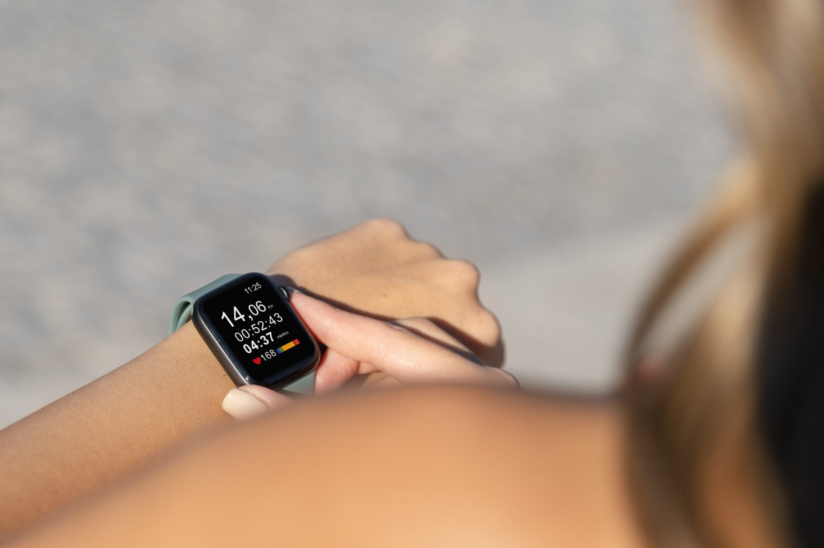 “Smartwatch mostrando métricas de salud conectada”.