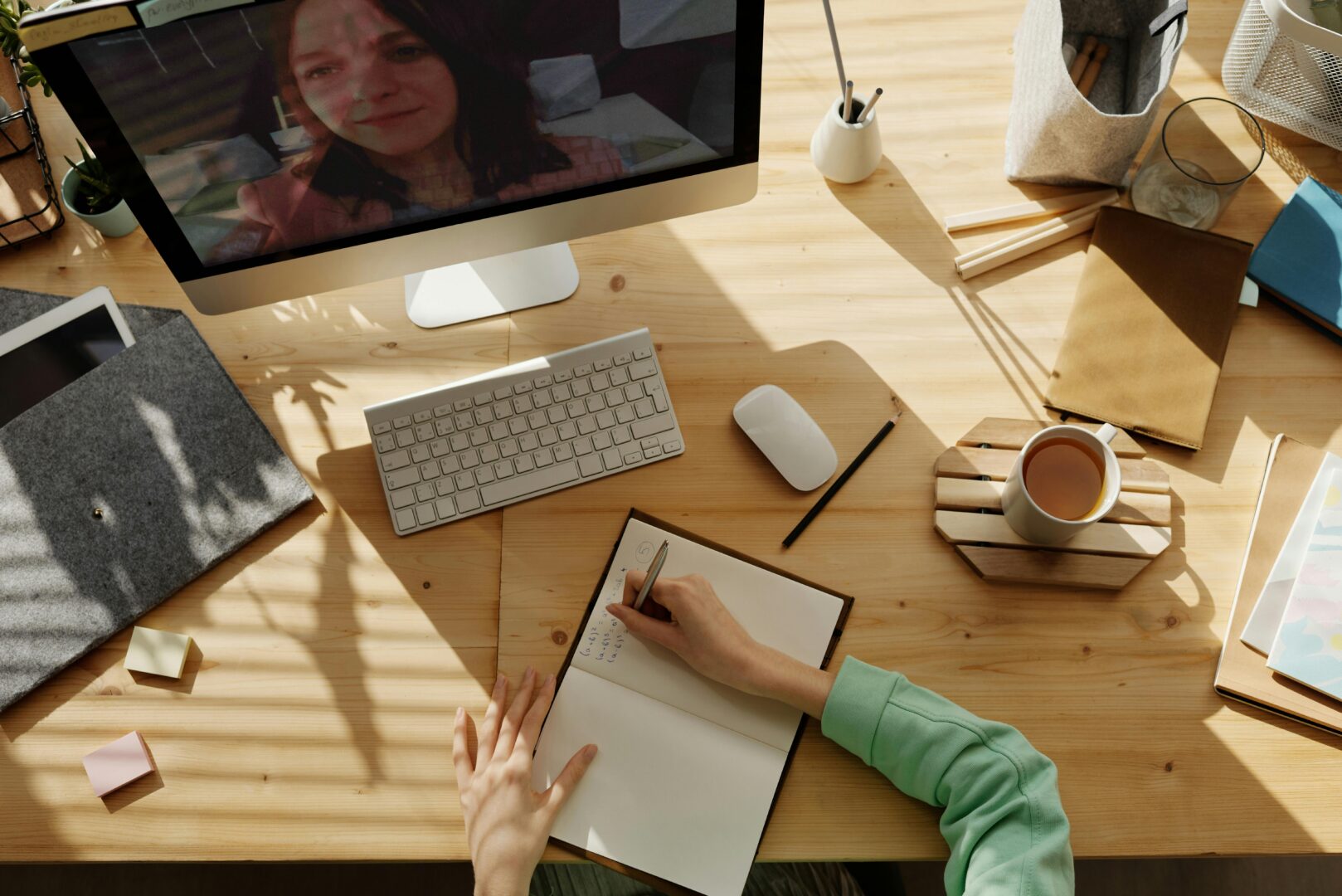 Videollamada moderna con tecnología de inteligencia artificial en 2025