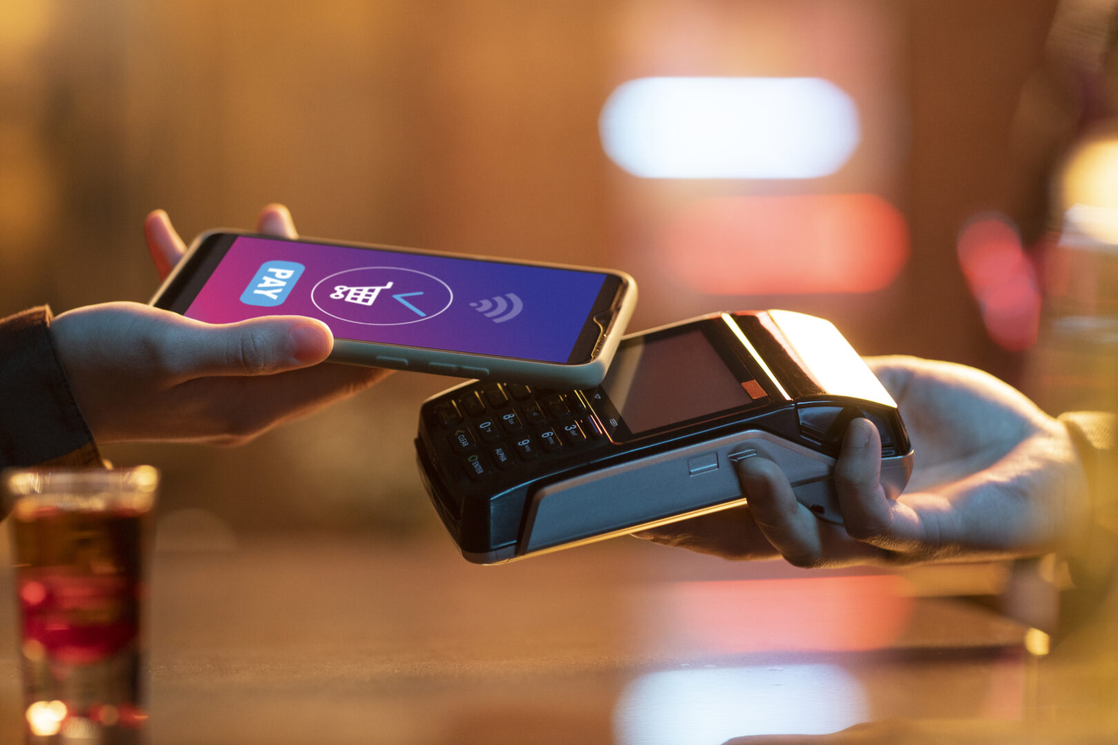 “Pago móvil con smartphone y banca digital en 2025”.